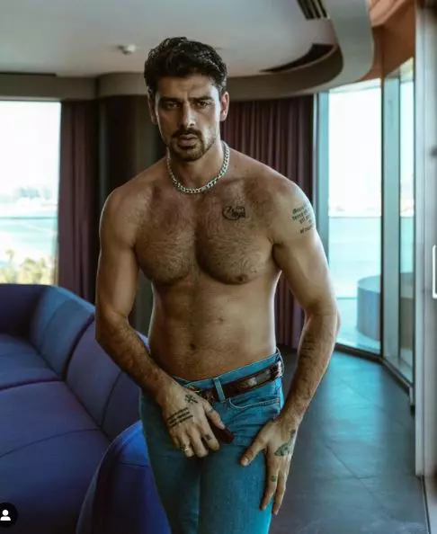 Michele-Morrone-nu-e-gay-4