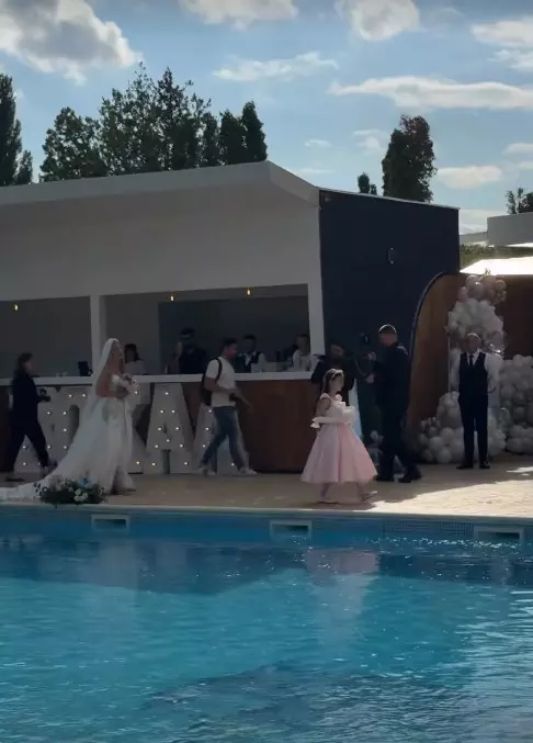 Andreea Bălan și fetițele sale - nuntă (4)