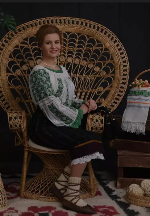 carmen-macovei-asezata-pe-un-scaun