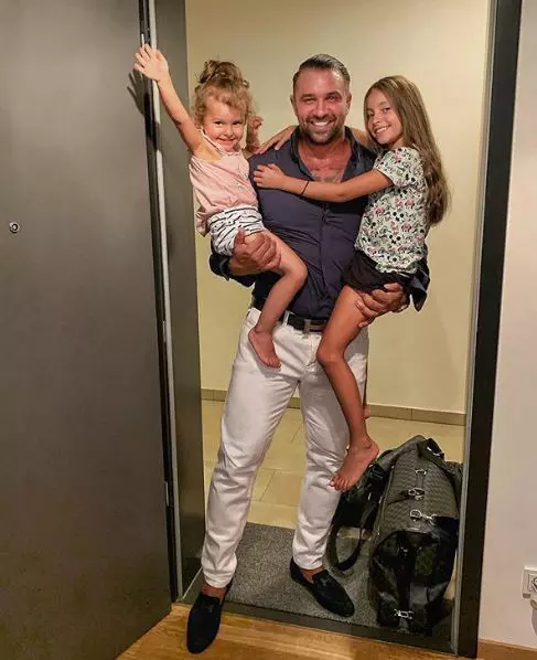 Alex Bodi și fiicele sale