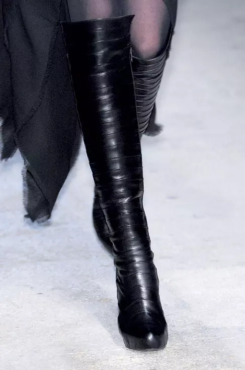 CIZMELE DE CALARIE Le poti gasi la Zara, la Il Passo, la Musette, la Raionul 4 (Ann Demeulemeester) si le poti combina cu clasicii pantaloni conici sau, de ce nu, cu rochii, fuste si orice iti mai trece prin cap. Pentru un efect cit mai spectaculos, iti recomand sa porti genul acesta de cizme cu bijuterii cit mai sofisticate, de exemplu brose din argint masiv sau coliere XXL la baza gitului. Nimeni nu spune ca trebuie sa apelezi la camasile albe sau la pantalonii negri! Un sacou cambrat din cati­fea, o rochie lunga, cu spatele gol, aproape orice se va potrivi cu noile tale cizme de calarie. Toata lumea stie, de fapt, ca echitatia este, de multe ori, un pretext. Asadar, nu-ti fie teama sa le porti chiar si la o petrecere simandicoasa, unde toata lumea va purta pantofi stiletto!