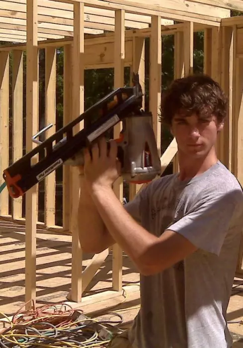 cara brookins construind casa alaturi de fiul ei