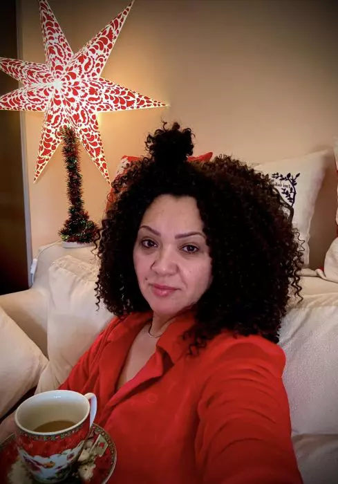 minodora-cu-o-ceasca-de-cafea