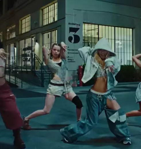 shiloh in videoclip dayoung