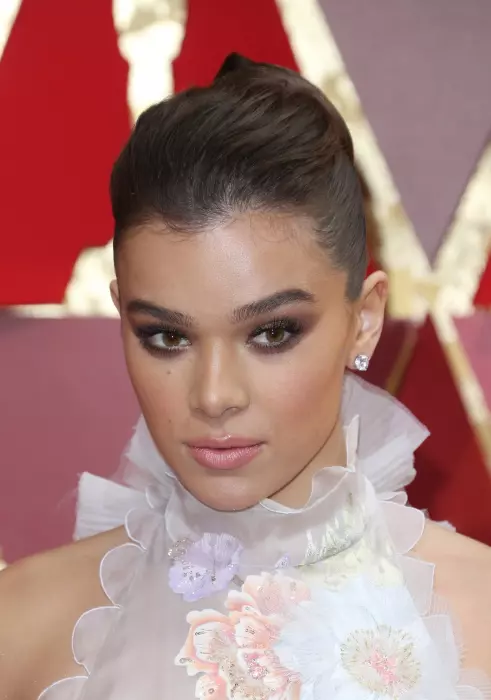 Hailee Steinfeld. Make-up artistul Mary Phillips a mărturisit că frumoasa Hailee a inspirat-o pentru a-i crea un look nude, cu ten luminos și impecabil, un strop de bronzer pe vârful pomeților și cu un machiaj al ochilor în nuanțele pământului, ruj corai deschis și sprâncene conturate.