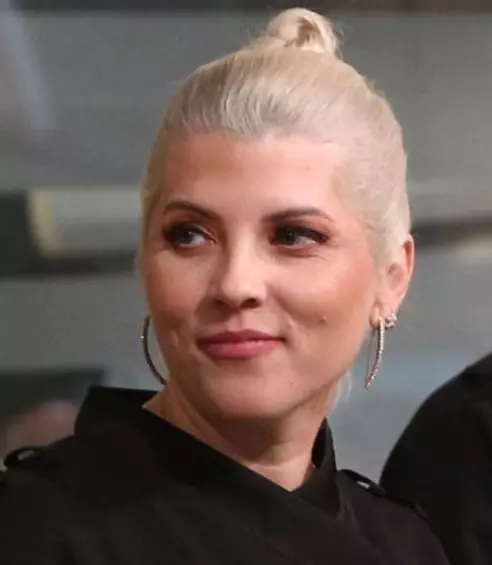 florica vrea sa o ajute pe madalina