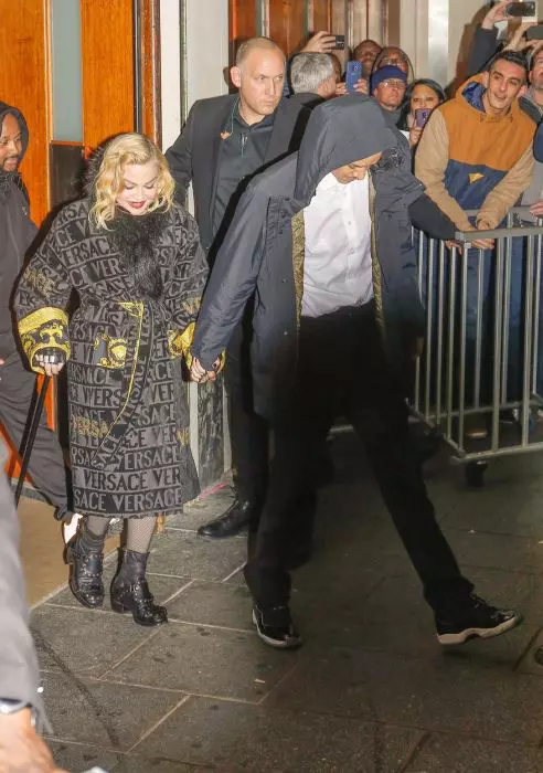 Madonna in baston