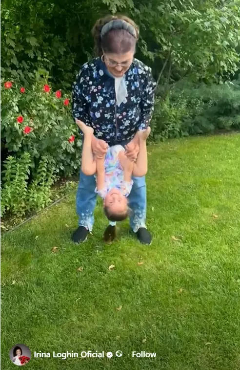 Irina Loghin si nepoata joaca