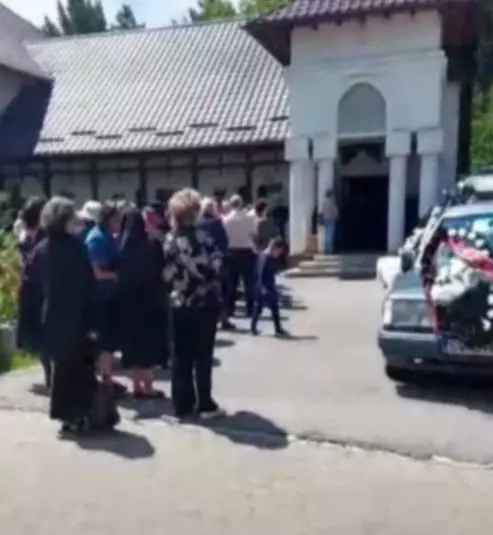 femeie-rechin-inmormantare-4