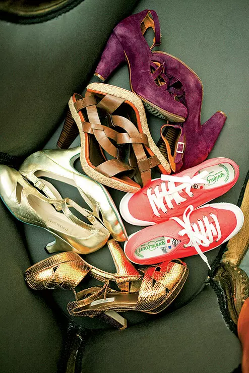 Julie marturiseste ca face shopping  si de la Next sau Gap. „Stilul meu este, de fapt, un mix&match intre toate acestea... si fel de fel de haine vintage. Nu ratez nici un tirg vintage sau second-hand din Bucuresti. Nici nu va imaginati cite lucruri frumoase puteti gasi acolo. 