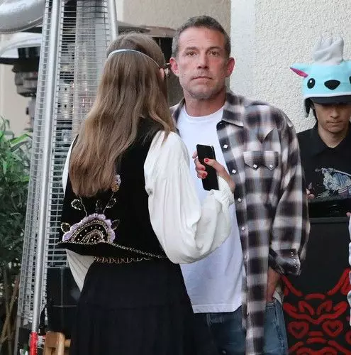 PREMIUM EXCLUSIVE Ben Affleck wearing NO RING as she hangs out with daughter Violet