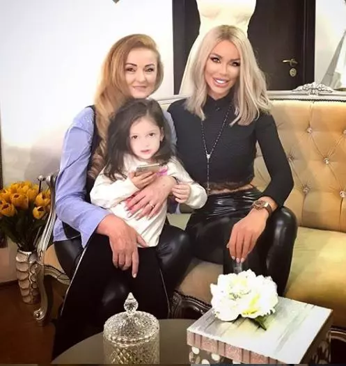 Bianca-Drăgușanu-alături-de-mama-ei-și-fiica-sa