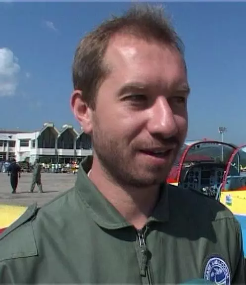 mihai-sturzu-de-la-hiq-este-pilot-de-avion-0