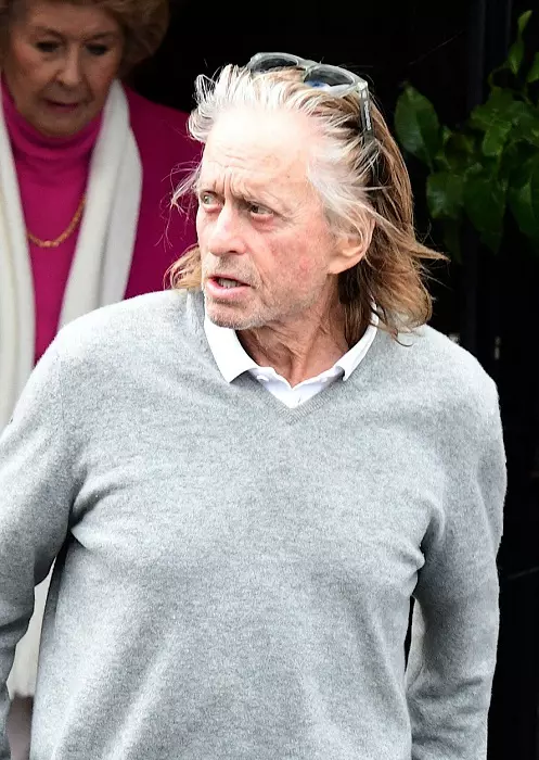 Exclusif - Michael Douglas et sa femme Catherine Zeta-Jones sont allés déjeuner au Café de l'Esplanade à Paris