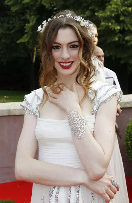 anne-hathaway-diadema-stralucitaore