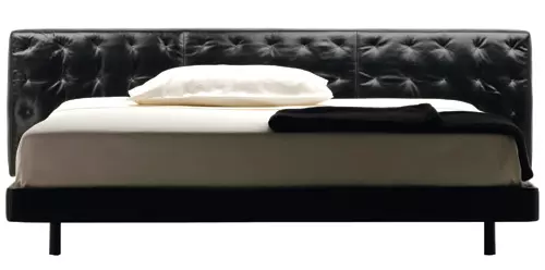 Pat Jackie, producator Poltrona Frau, design Jean-Marie Massaud, tapitat cu Pelle Frau, 226x230x77 cm, 4.958 euro+TVA, exclusiv prin Nobilis