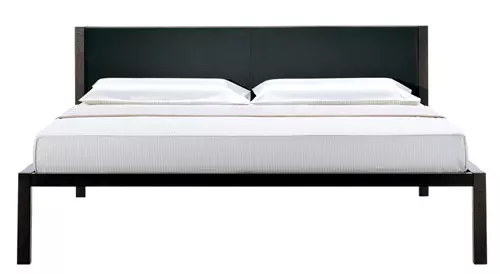 Pat Unanotte, design Emaf Progetti, cu cadru demontabil, din lemn furniruit cu stejar natur sau wenge, husa exterioara din material textil sau piele, de la 2.400 euro+TVA, disponibil prin Intro
