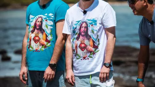 alex-abagiu-i-radu-i-au-facut-tricouri-cu-vica-i-daniela-crudu-pentru-asia-express-18684187