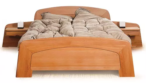 Pat din fag, producator Seltz, din colectia Fagus, finisat cu ulei si ceara, disponibil in diverse dimensiuni, pret pentru 200x200 cm, cu 2 noptiere, 2.835 euro, Casa Enrique