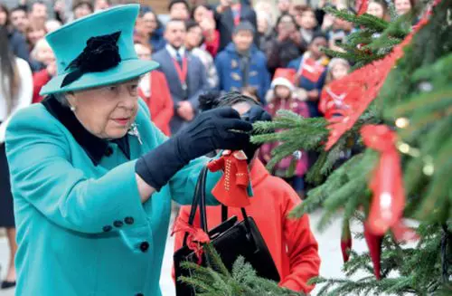 Regina Elisabeta a II-a decoreaă bradul de Sărbători