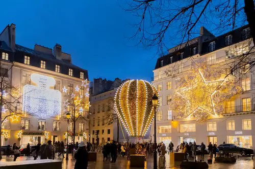 People shopping for Christmas in the chic district of rue du Faubourg Saint Honore.