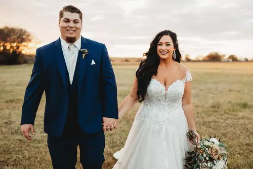 WOMAN FINDS LOVE AND DROPS 7ST