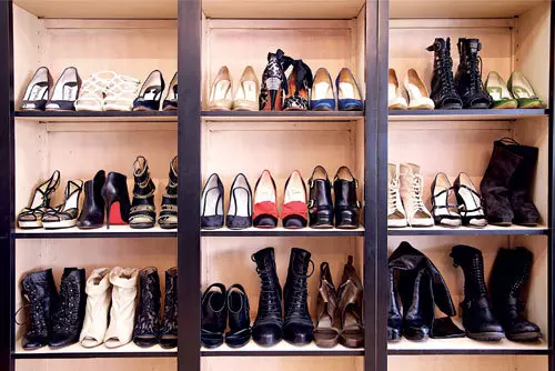 « Pantofii mi-i cumpar de oriunde. Imi plac pantofii Christian Louboutin (cu toate ca sint extrem de incomozi), Sergio Rossi, Rick Owens sau Charlotte Olympia. »