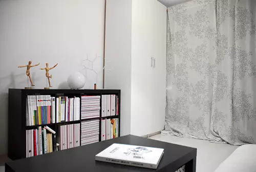 O mini-biblioteca si sifonierul meu discret.
