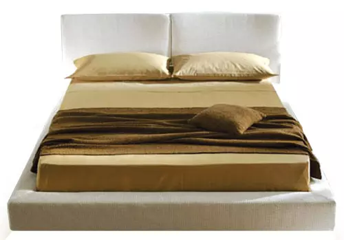 Pat Axel, din colectia Presotto Notte, complet tapitat, cu huse detasabile, noptiere din MDF, cu furnir natural wenge, de la 2.040 euro+TVA, Orion Design