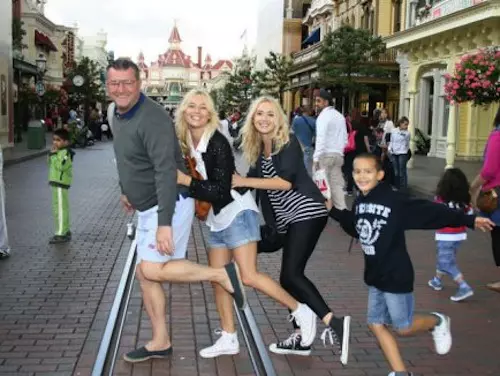 laura-cosoi-si-a-dus-familia-la-paris-434x326