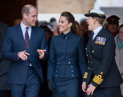 Kate Middleton ținută de inspirație militară