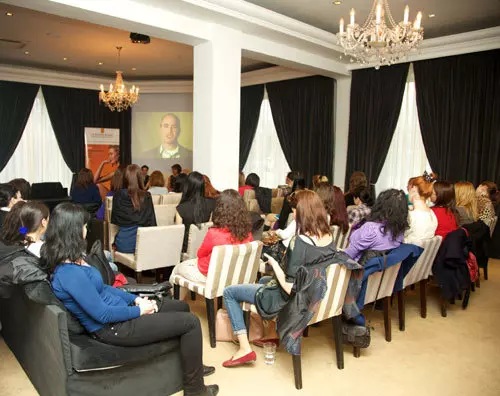 O noua editie Elle Beauty Club, in colaborare cu La Roche Posay