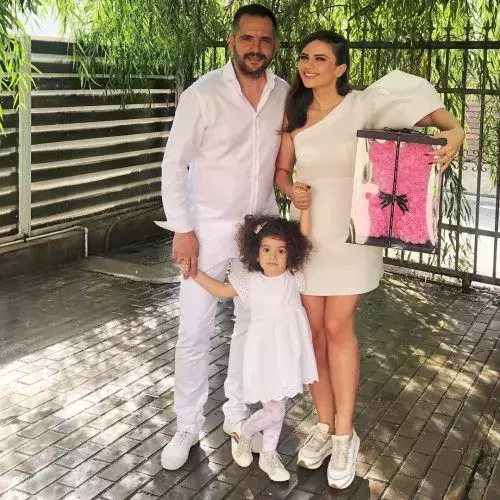 Cristina-Siscanu-Madalin-Ionescu-si-fiica-lor-Petra-500x500-1