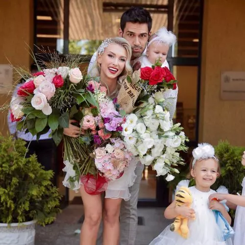 Andreea-Bălan-George-Burcea-și-fiicele-lor-Clara-și-Ella-500x500