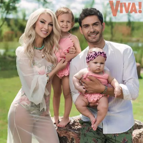 Andreea-Bălan-George-Burcea-și-fiicele-lor-Ella-și-Clara-3-500x500-2