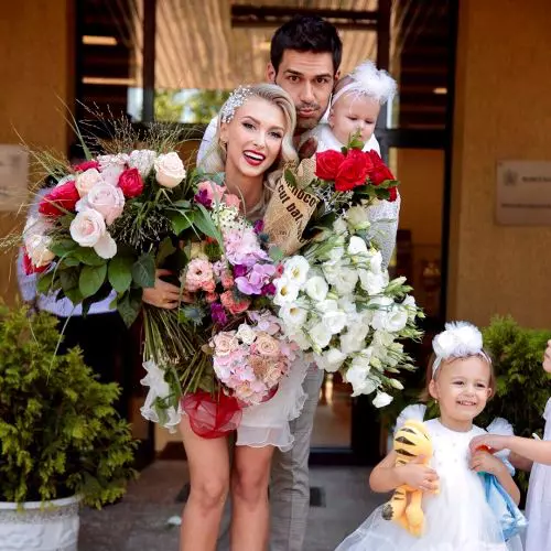 Andreea-Bălan-George-Burcea-și-fiicele-lor-Clara-și-Ella-500x500