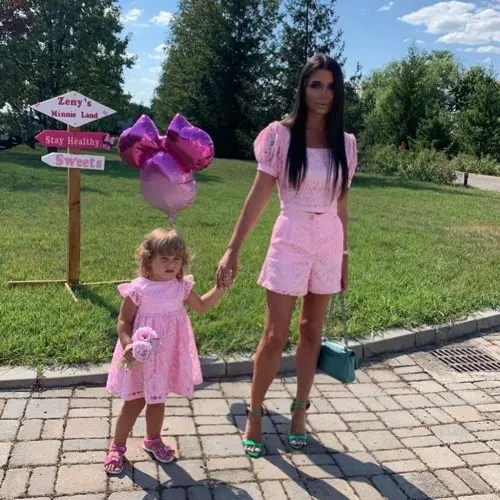 Elena-Băsescu-și-fiica-ei-Anasatasia-2-500x500