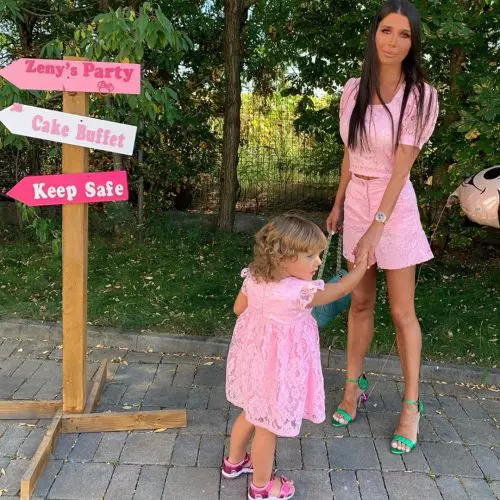 Elena-Băsescu-și-fiica-ei-Anasatasia-3-500x500