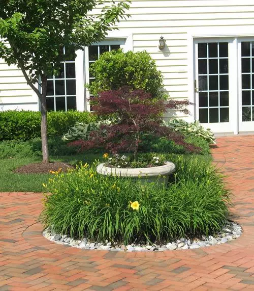 Un model clasic de pavaj de gradina: dale din ceramica (inlociite adesea cu imitatii din beton co­lorat), tesute precum parchetul.