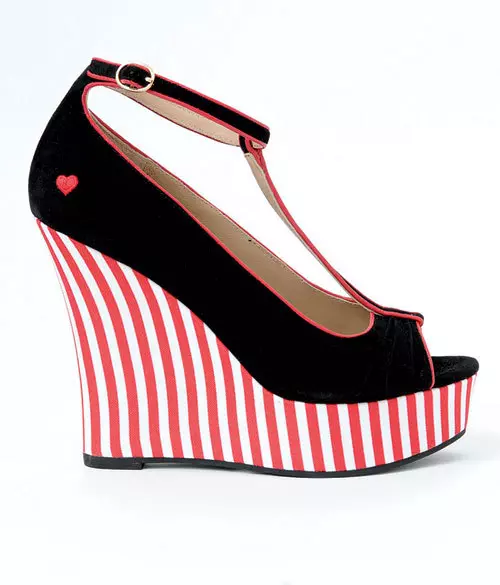 Sandale din piele velur, Love Moschino, 1.200 lei, magazinul Distinto