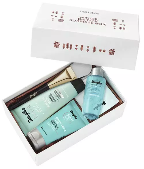 Set pentru îngrijirea tenului Winter Detox Surprise Box, Douglas, 119 lei (conține Body Focus Firming Cream-to-oil Care (50 ml); Douglas Hair Deep Detox Purrifying Scrub (75 ml); Douglas Essential Radiance Toner (50 ml); 1 Douglas Naturals Detox Clay Mask (5 ml) și Pensulă siliconică pentru aplicarea măștii)