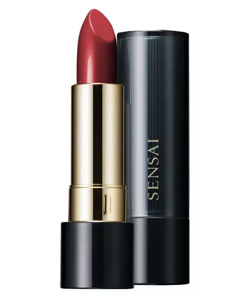 Ruj Rouge Vibrant Cream, Sensai, nuanța Kurenai, 169 lei, în parfumeriile Douglas