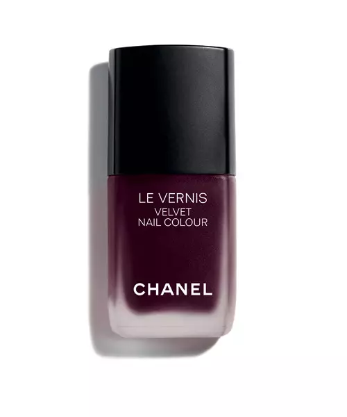 Lac de unghii Le Vernis Velvet Nail Colour, Chanel, nuanța Profondeur, 133 lei