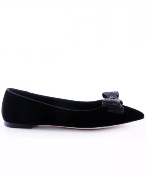 Balerini din catifea, Giuseppe Zanotti,  2.300 lei, disponibili in magazinul Distinto