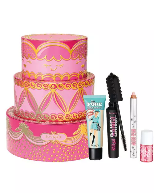 Set machiaj Triple Decker Decadence, Benefit Cosmetics, 190 lei, exclusiv în magazinele Sephora (conține mascara BADgal BANG! full-size; bază de machiaj The POREfessional full-size, creion iluminator pentru sprâncene High Brow full-size și mini fard pentru buze și obraji Go go Tint)
