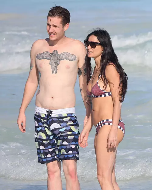 Demi Moore si mult mai tânarul Sean Friday