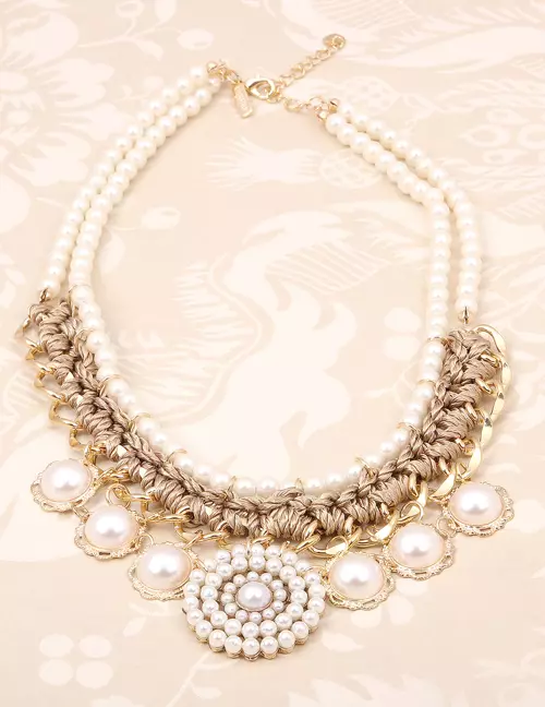 Colier statement cu perle PARURE MILANO, 339 lei, www.luxurygifts.ro