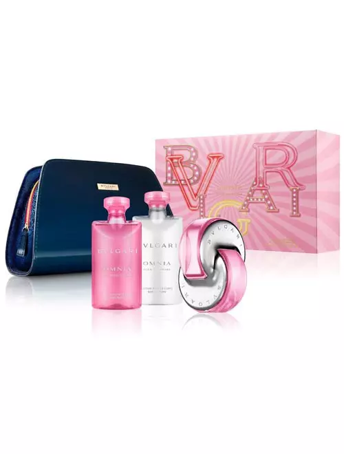 Set Omnia Pink Sapphire, Bvlgari, 397 lei (conține apă de toaletă 65 ml, loțiune de corp 75 ml, gel de duș 75 ml și pouch)