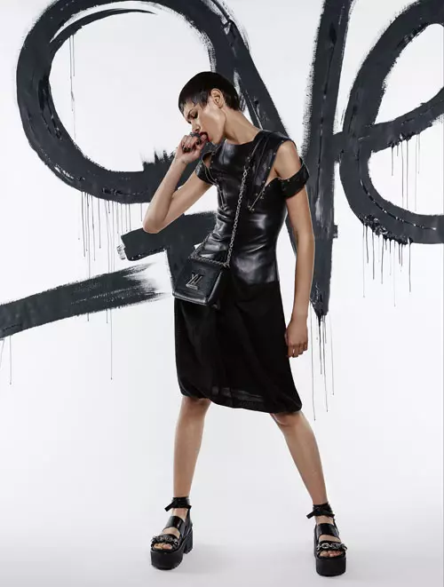Rochie din piele si material textil, geanta din piele cu lant metalic si sandale din piele  lacuita cu aplicatii metalice, toate Louis Vuitton, cu pretul la cerere.