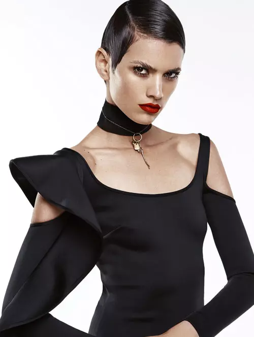 Top din neopren, David Koma, 3.818 lei, www.stylebop.com; colier din piele velur, Manokhi, 300 lei; colier Cooperative de Creation, 780 lei, magazinul Createur5.